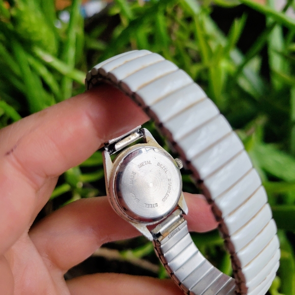 Vintage White Quartz Stretch Watch - Picture 8 of 8